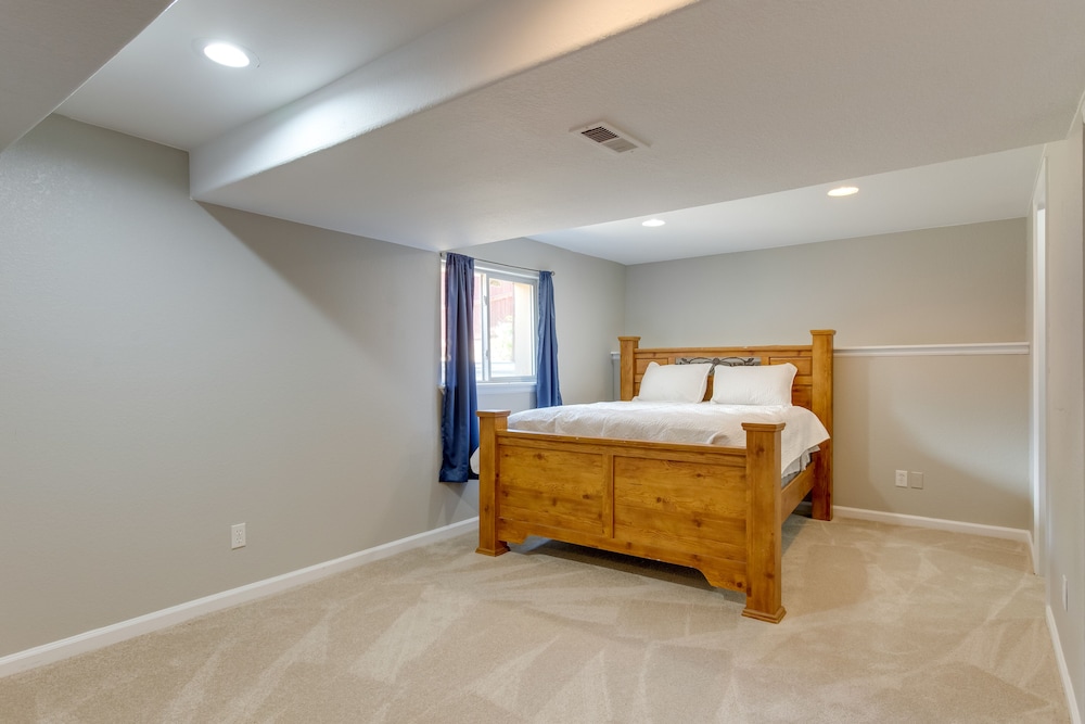 Spacious Aurora Home: 20 Mi to Downtown Denver!