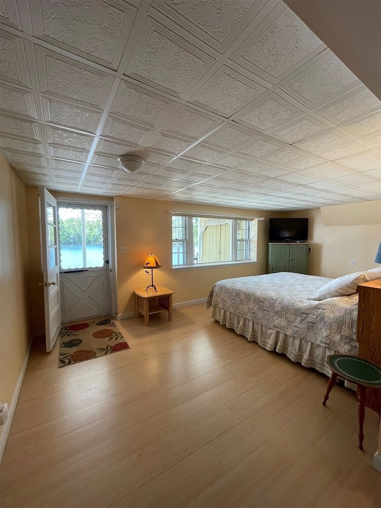 Water's Edge Limit 8 4 Bedroom Cottage by RedAwning view 5