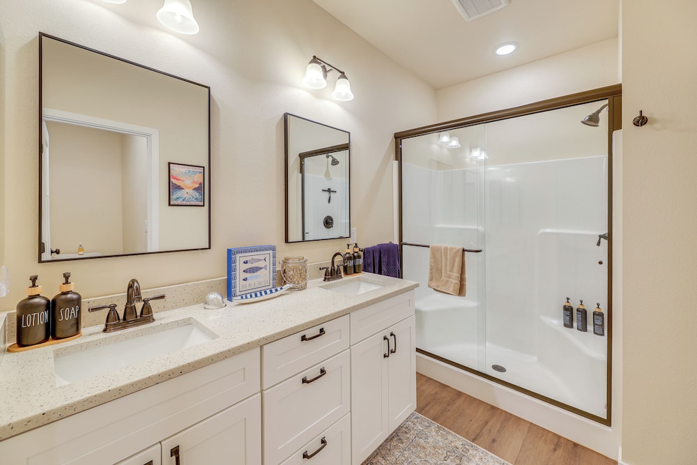 Family-friendly Florence Home: 3 Mi to the Coast!