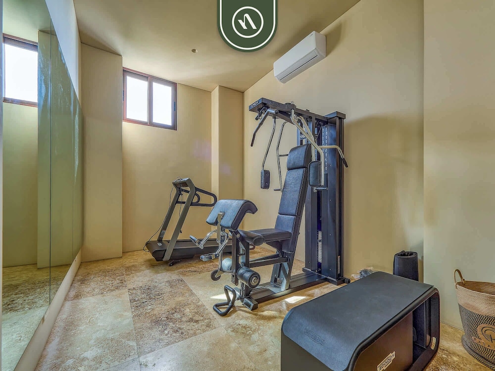 Luxury 4BR Oceanfront Condo - Private Beach - Pool