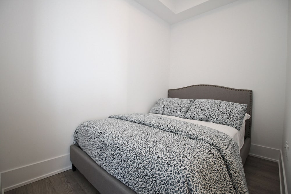 Luxury 1 BDR Condos - Convention Centre - Image 2