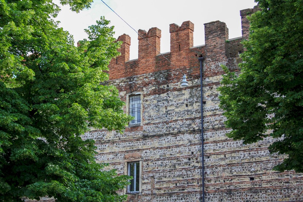 in Verona With 4 Bedrooms and 4 Bathrooms