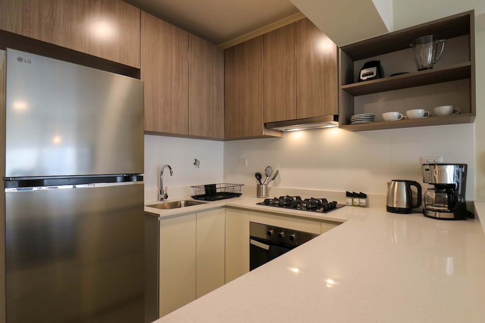w Radiant 2BR w Great Balcony Near Kennedy Park