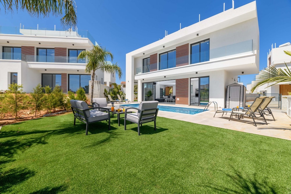 By The Beach Royal Sapphire Villa