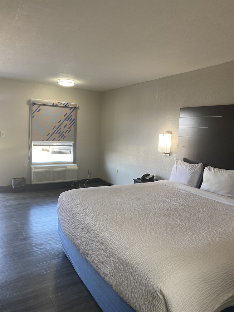 Days Inn by Wyndham Moss Point Pascagoula view 4