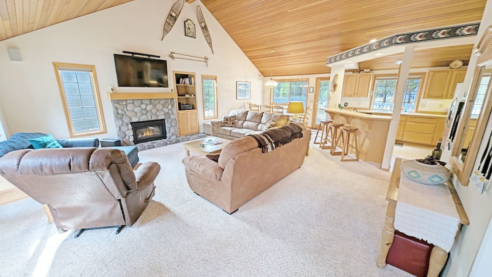 Snowshoe Inn-pyramid Mtn 7 3 Bedroom Home