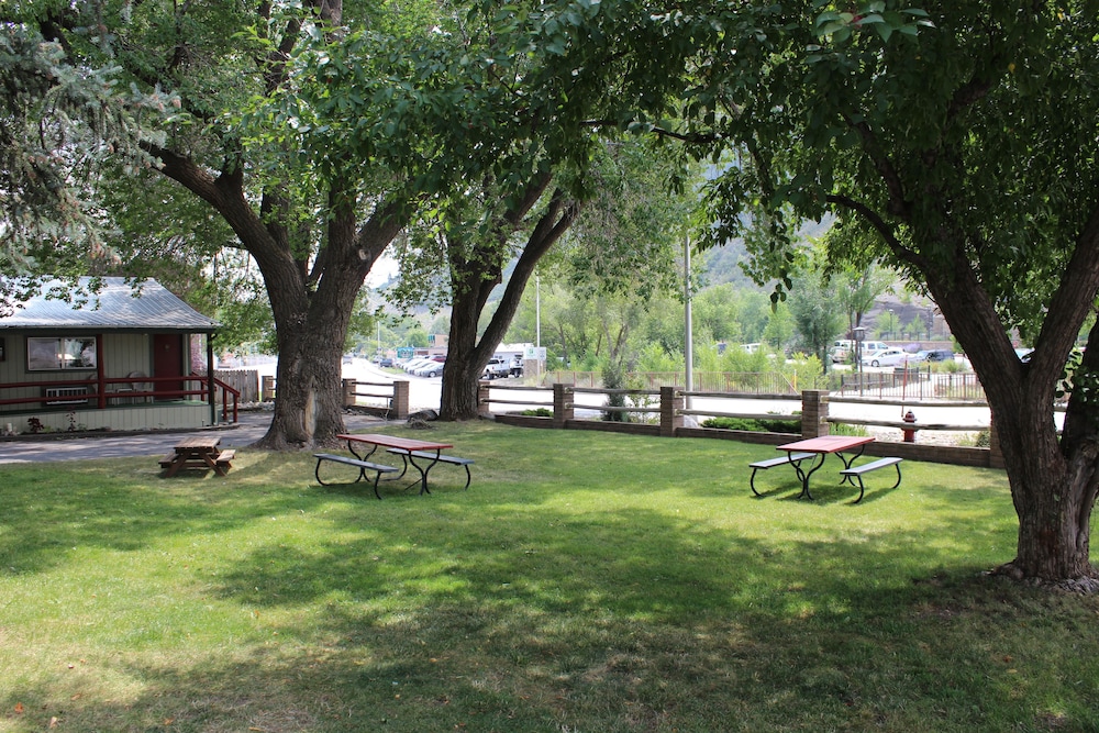 Wapiti Self-Service Lodge
