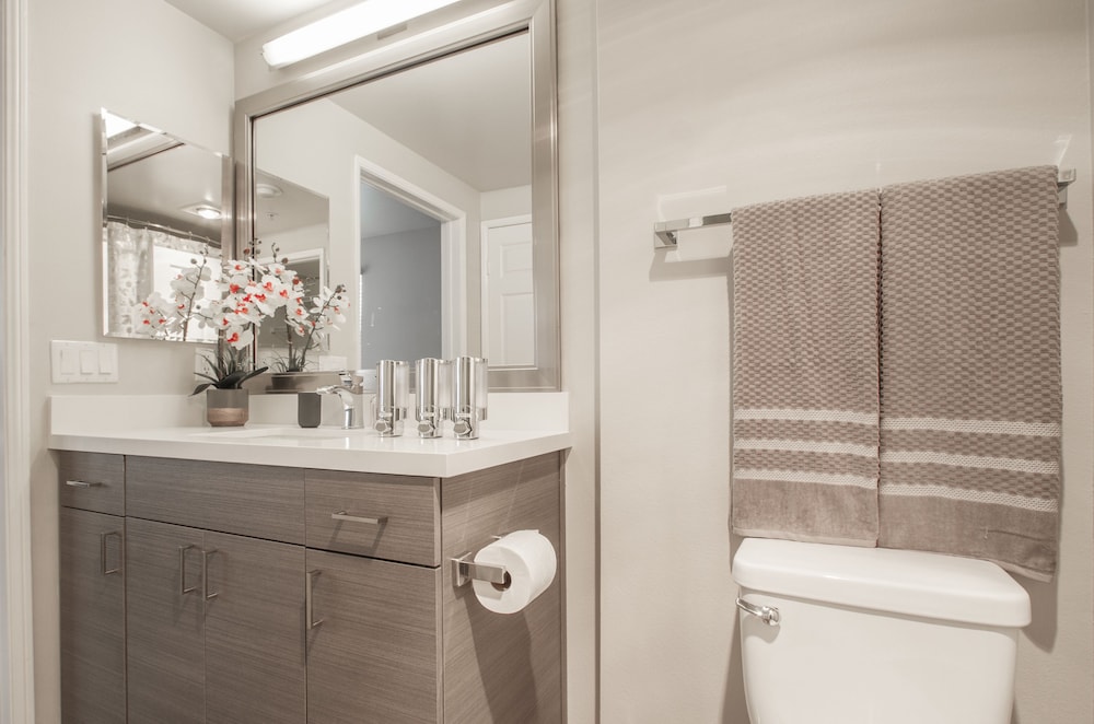 MARINA PRESIDENTIAL SUITE w AMAZING VIEWS & AMENITIES