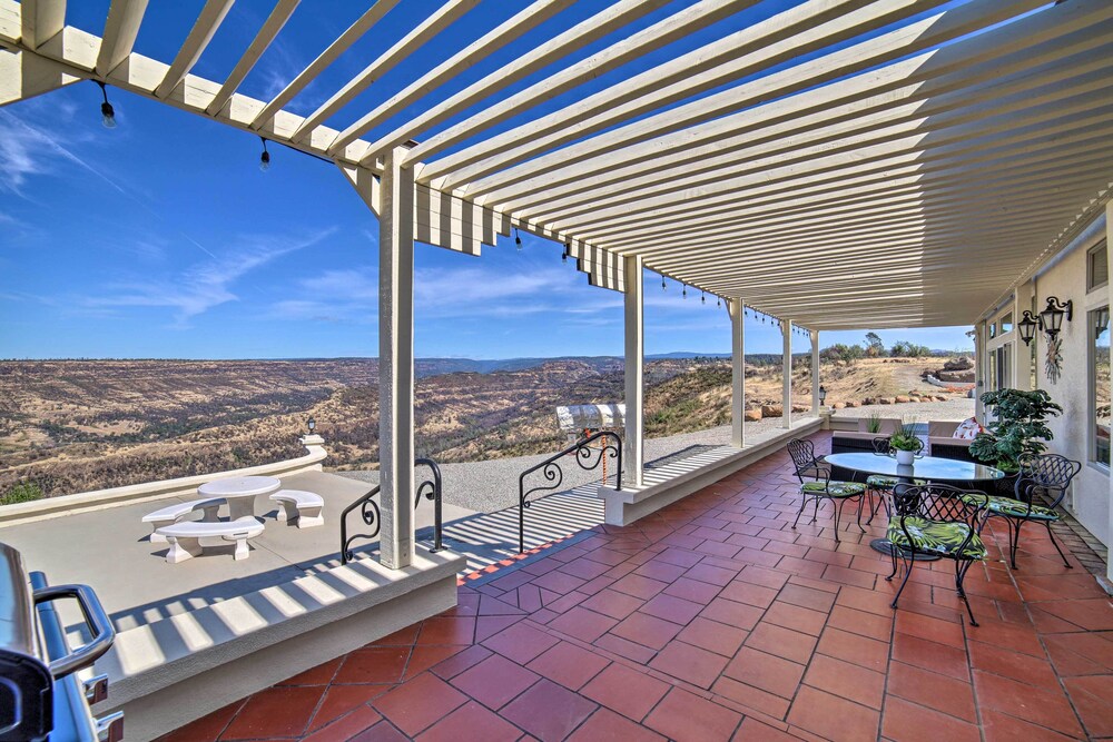 Chic Paradise Home w/ Terrace: 13 Mi to Wineries!