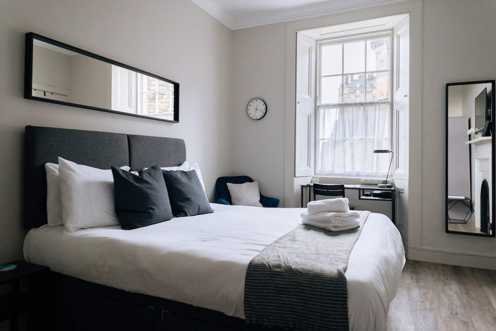 Chic 1BD Flat - W/views of Edinburgh Castle! view 2