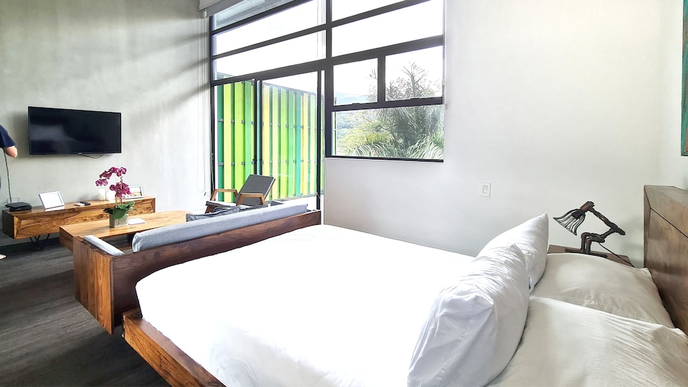 BEE Suites Santa Ana