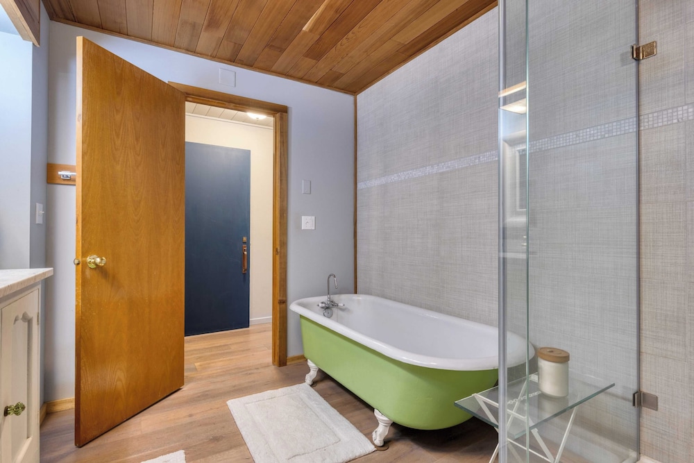 Coastal Escape w/ Balcony, Firebowl & Ocean Views Near Manzanita Sunset House by Avantstay