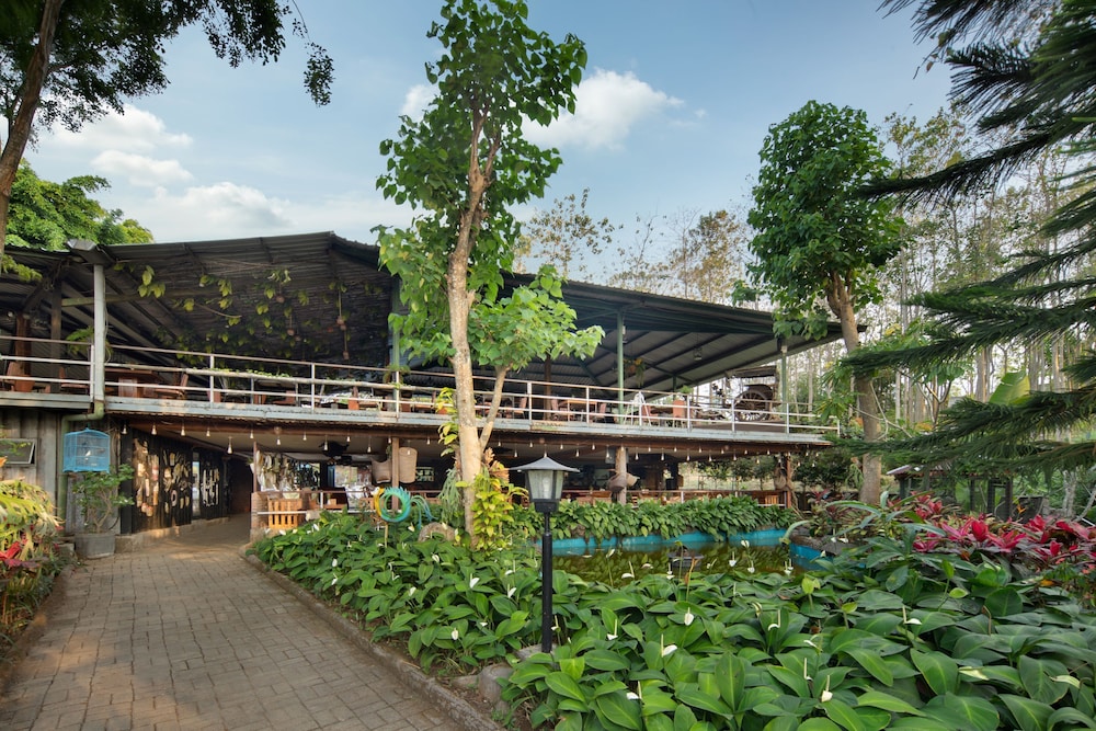 Royal Caravan Hotel Trawas