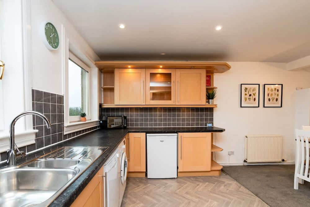 3 Bed House-free Parking-6beds