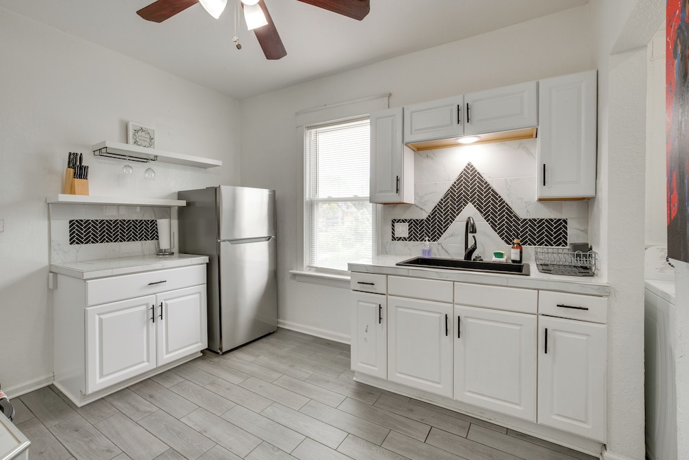 Luxurious 2BR Kansas City Condo Near Downtown