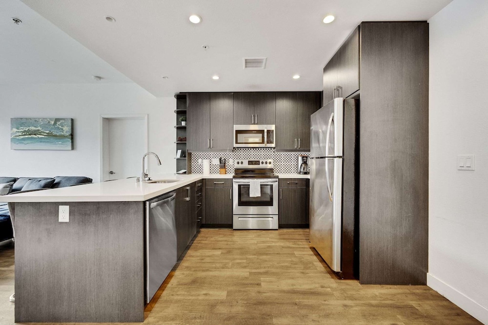 Stylish 2BR Family Apartment by Dtla