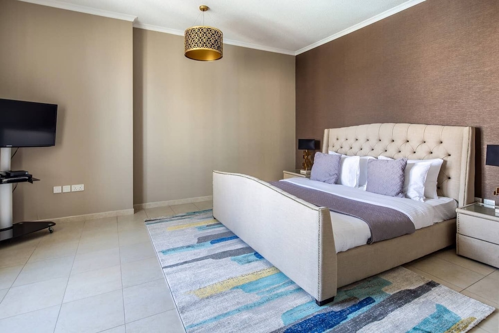 Lavish 2BR With Picturesque Burj Khalifa Views!