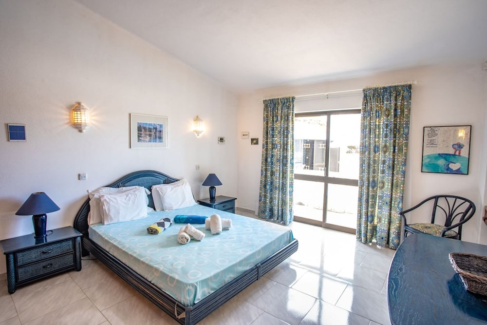 Joana Stunning Villa IS A 10 MIN Walk TO THE BEA