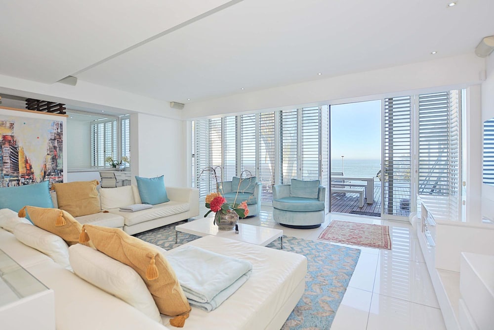 Villa Bleu Blanc in Camps Bay With Pool and Views