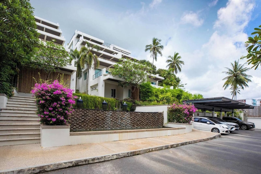 Beachfront and Pool 2 BR Apt- Selina 870