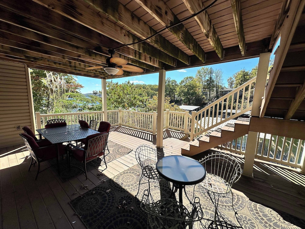 Lake It Easy - Waterfront Getaway With 7 Bedrooms!