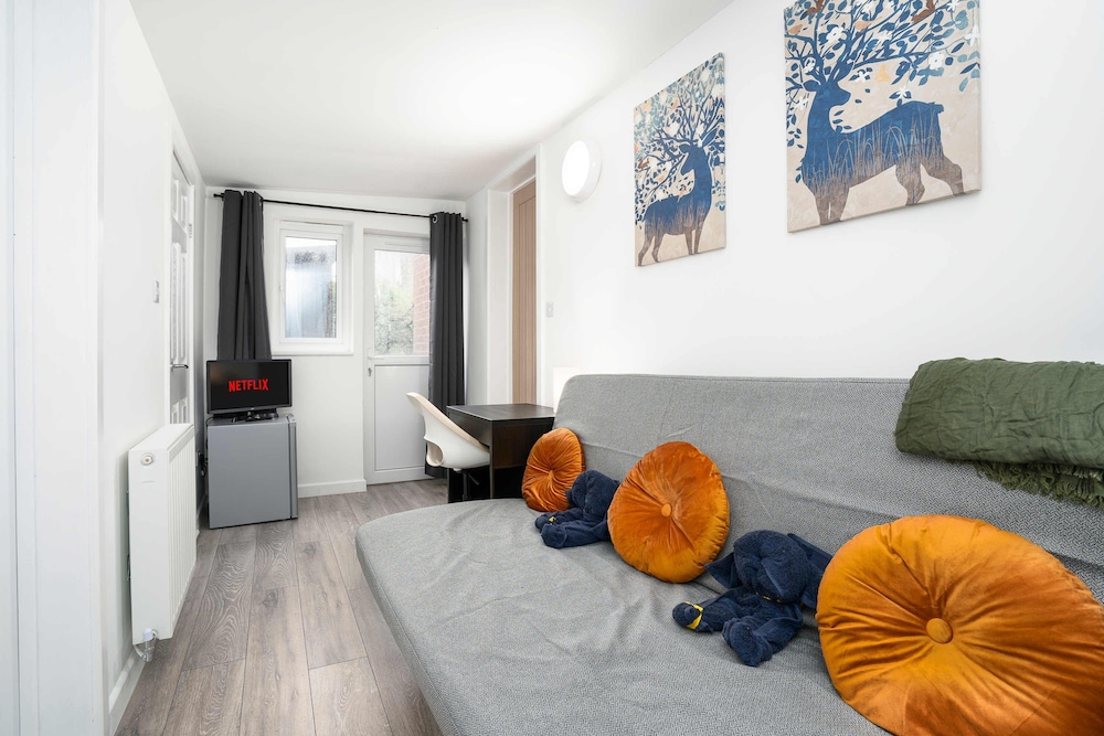 Modern 4 Bed House-free Parking