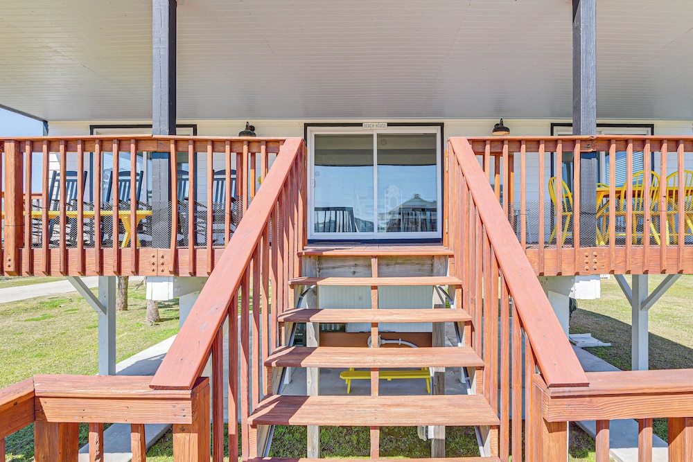 Pet-friendly Galveston Home: Walk to Beaches!