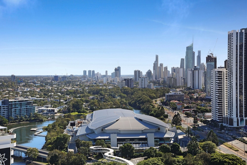 Elegant 2-bed Broadbeach Hotel With Ocean View