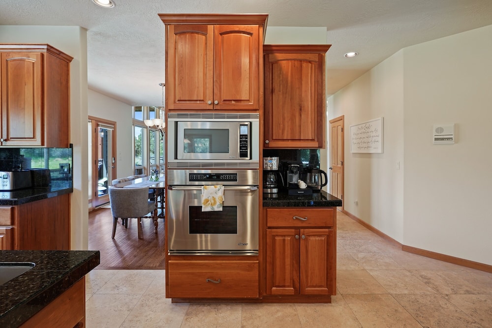 Family-Friendly Dara Oaks Home with Private Hot Tub and BBQ on the Deck by RedAwning