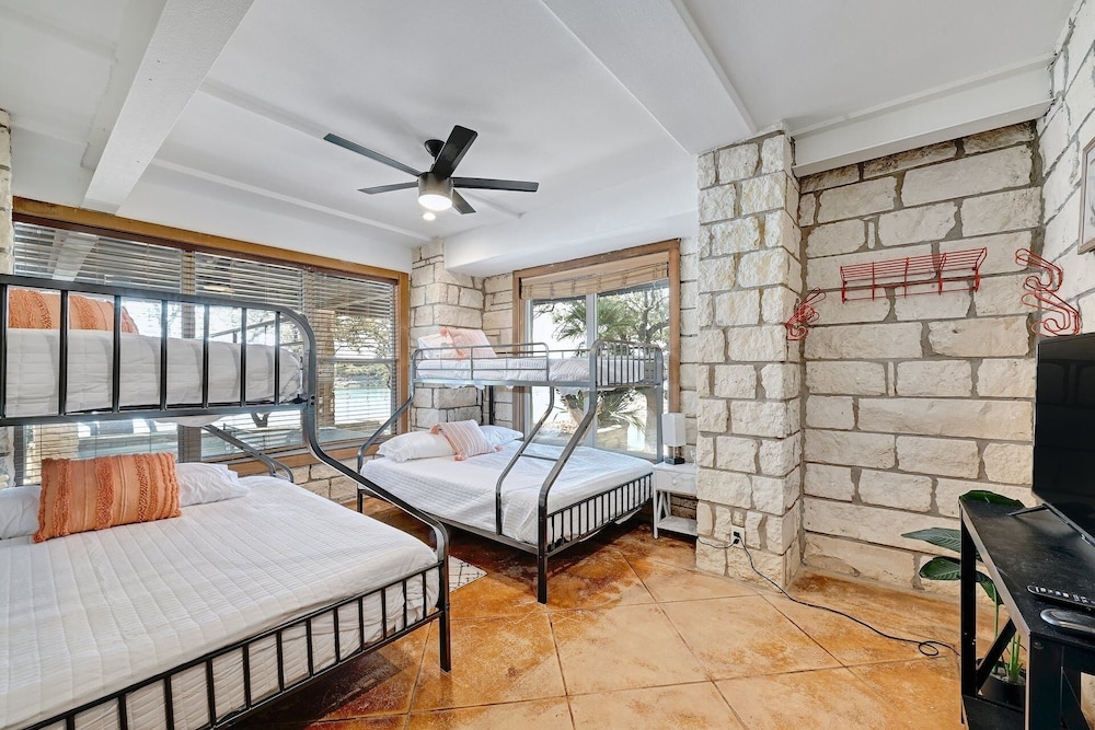 Luxury Lakefront Escape on Lake Travis