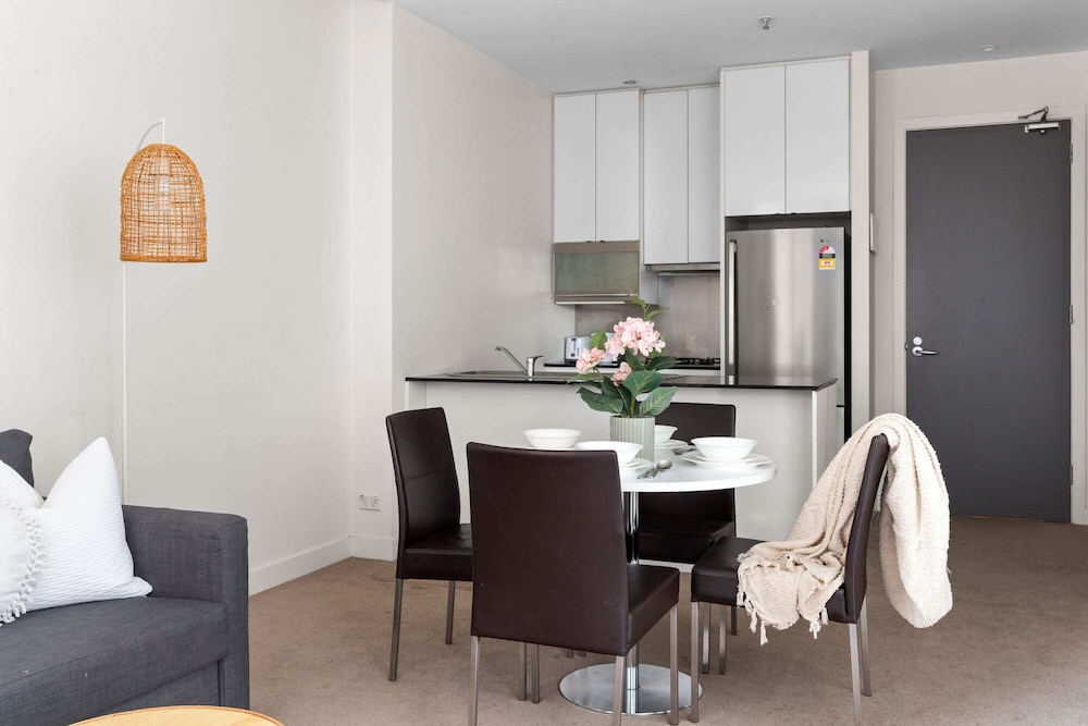 A Stylish & Central 2BR Apt Near Flinders Station