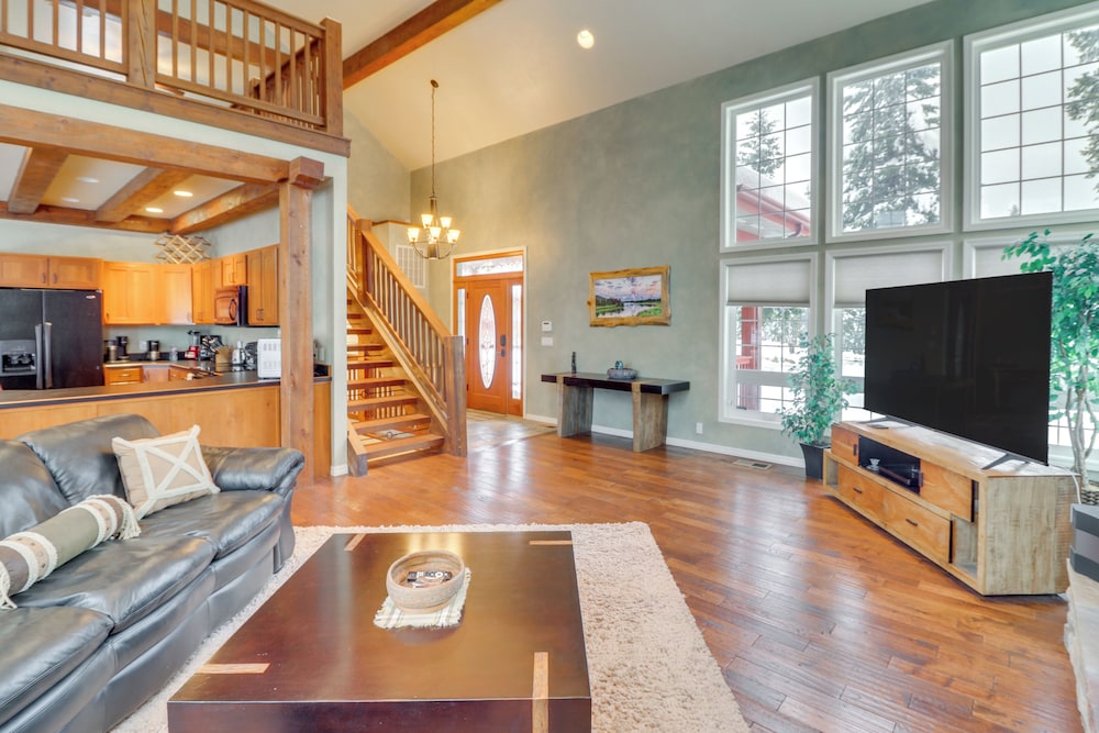 Mountain Views & Deck: Spacious Eureka Getaway!