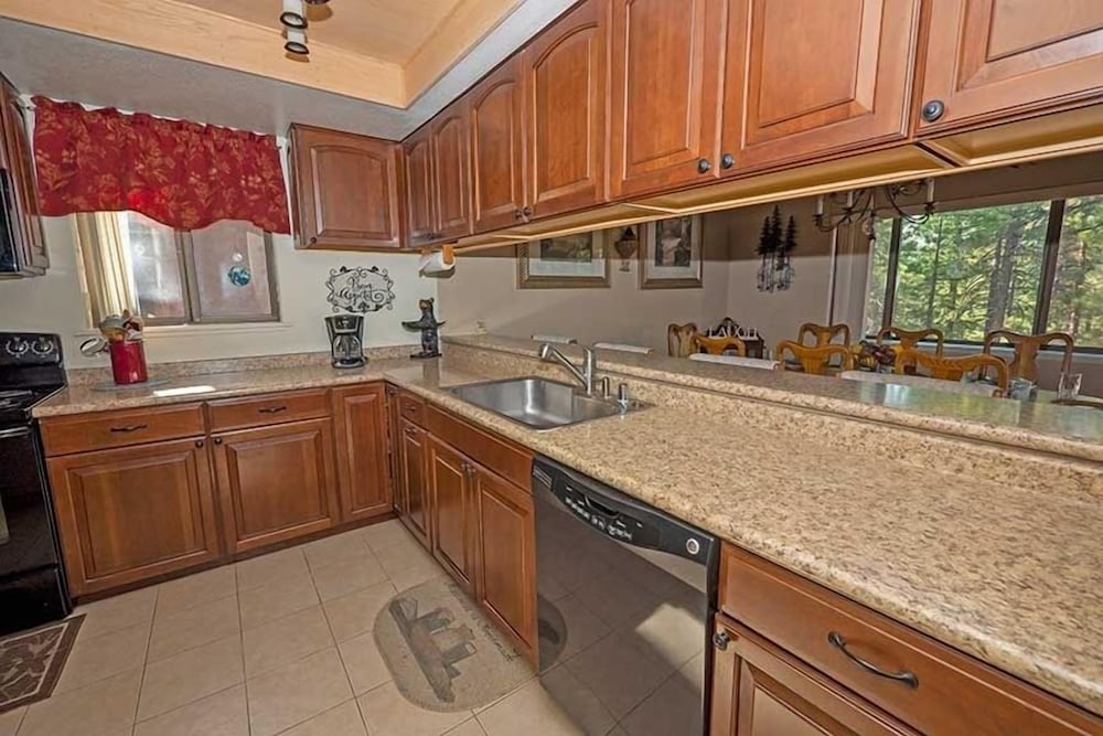 1240 Timber Lane 2 Bedroom Home by RedAwning
