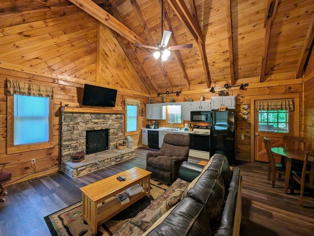 Er57 - Bear Haven - Great Location! Close To All The Action! 1 Bedroom Cabin by RedAwning view 3
