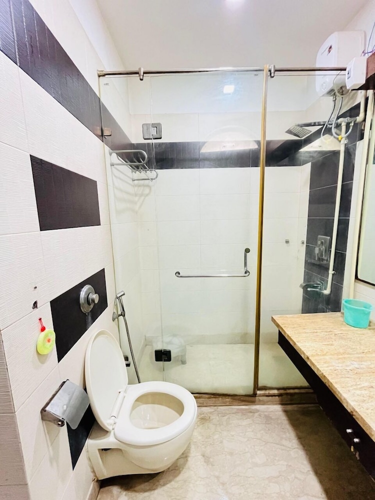 Roomshala Hotel Lee Grand