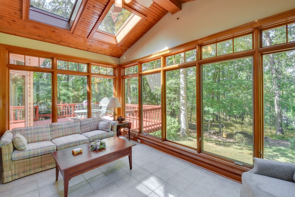 Lakefront Hartwell Retreat w/ Gas Grill  Deck! - Property Image 9