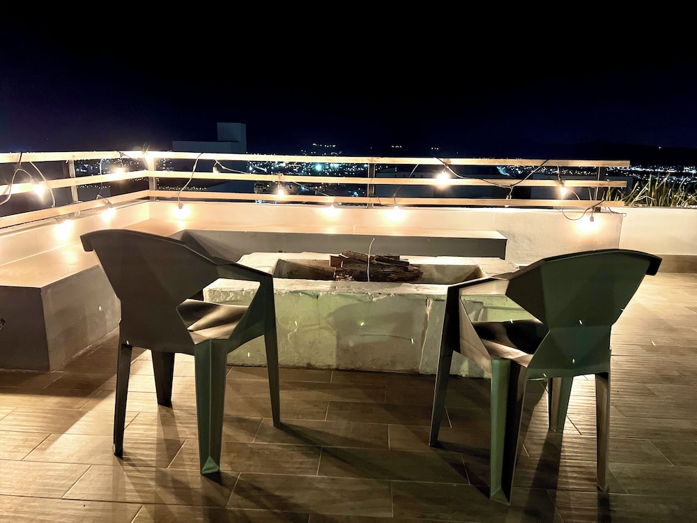 Luxurious 5-bedroom House With Air-conditioning & Private Rooftop in Juriquilla