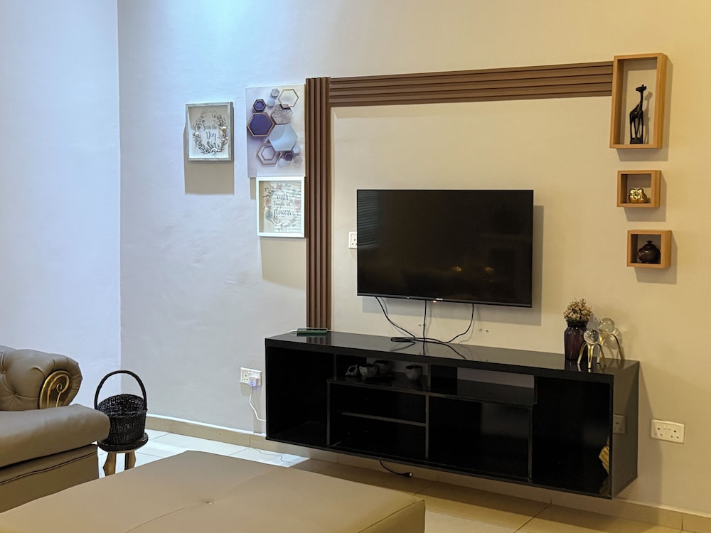Spacious & Modern 3-bedroom Foxdale