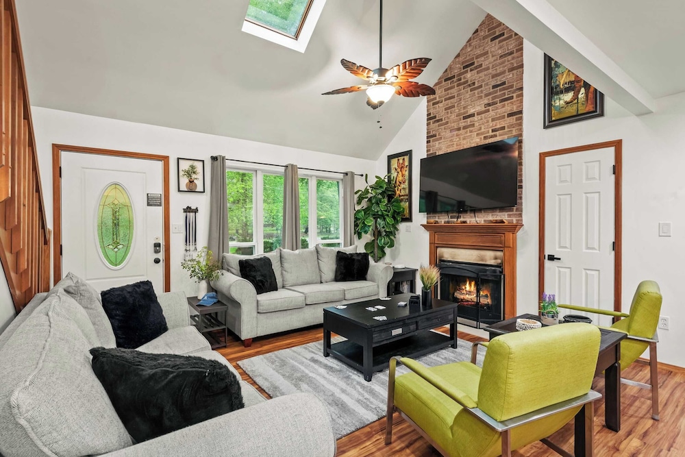 Stylish Mountain Retreat w/ Hot Tub & Firepit Penn Estate Getaway by Avantstay
