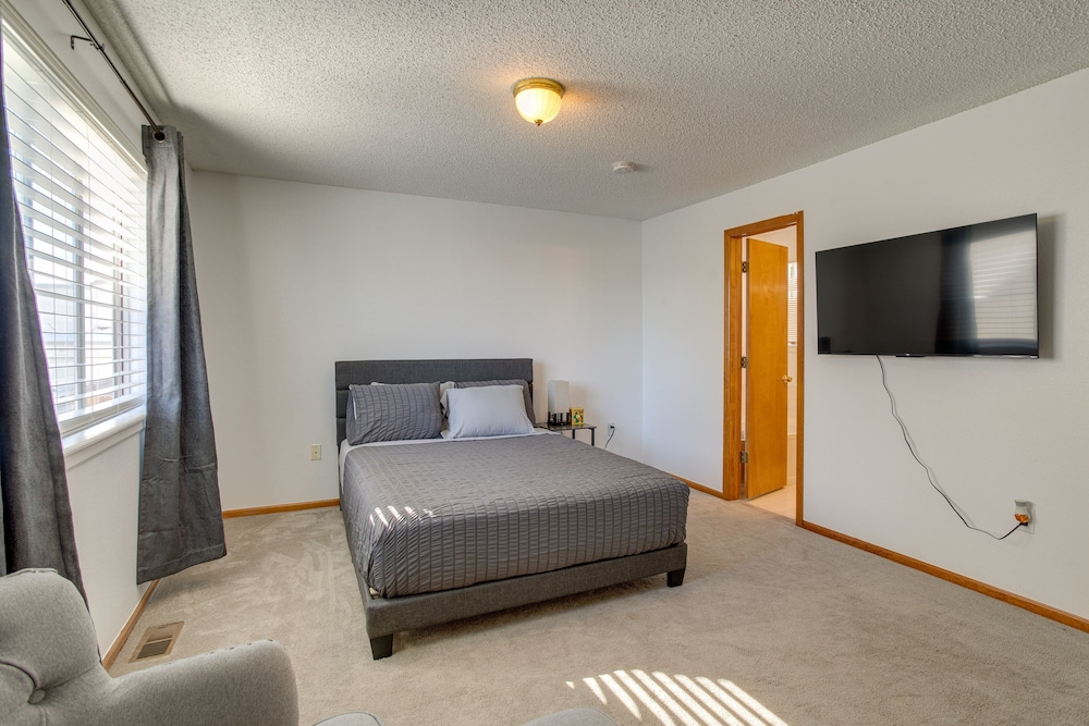 Patio, Grill, Yard: Pet-friendly Denver Home!