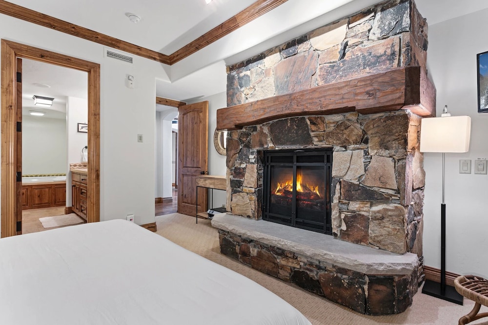 Grand Lodge - Four Bedroom #306 - Ski-in/ski-out 4 Condo