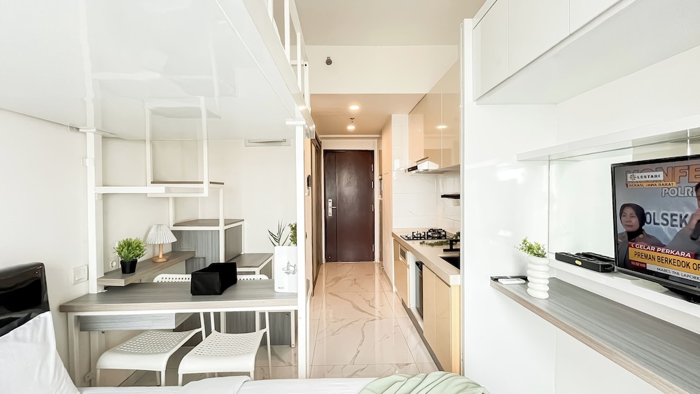 Modern Look And Homey Studio At Apartment Sky House Bsd