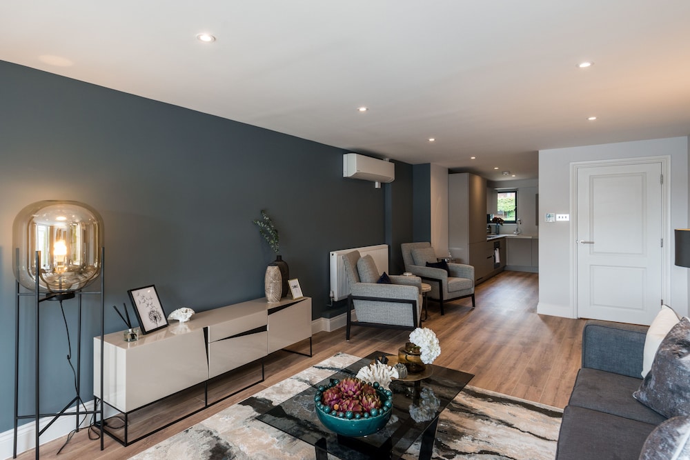 The Carlyle - Elegant Serviced Apartments