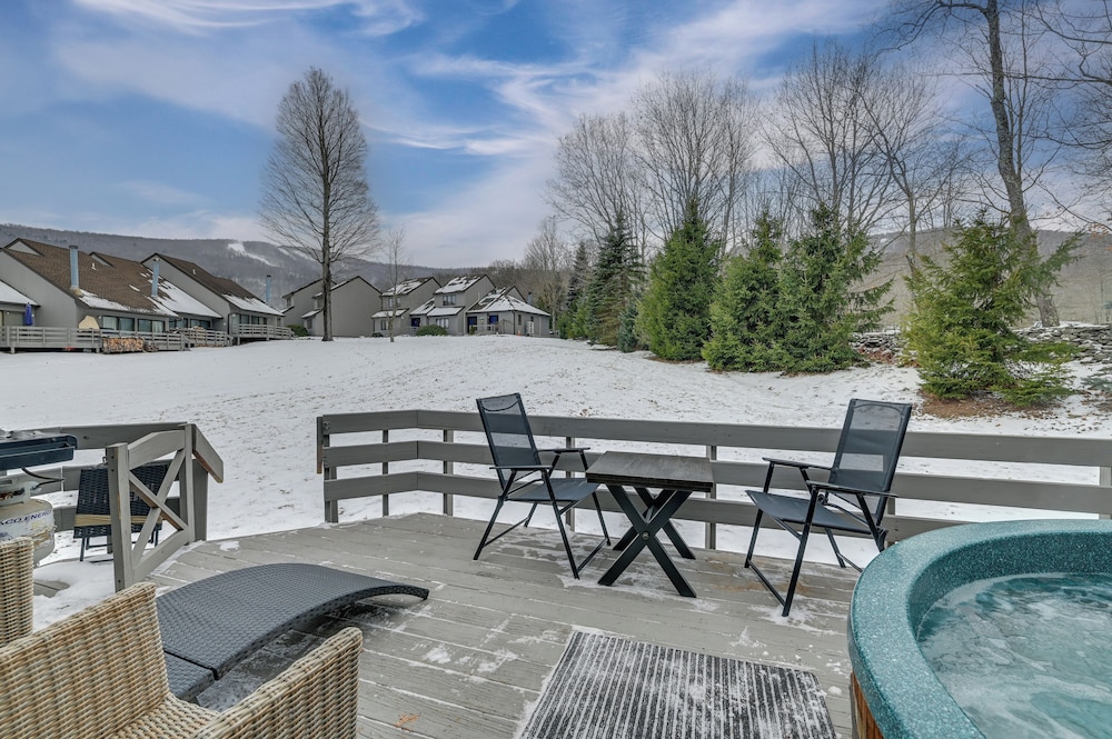 Walk to Ski Lift: Family-friendly Windham Townhome