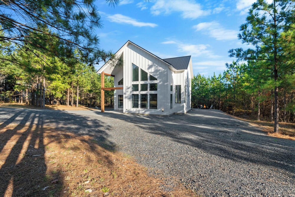 3 Mi to Lake: Cabin w/ Hot Tub in Broken Bow!