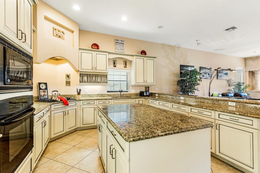 6163 Fantastic Home With 12bd