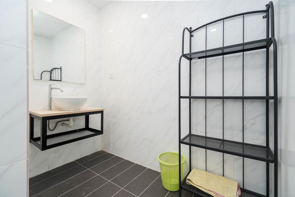 OYO Home 44050 Essential Studio Empire Marriot photo 8