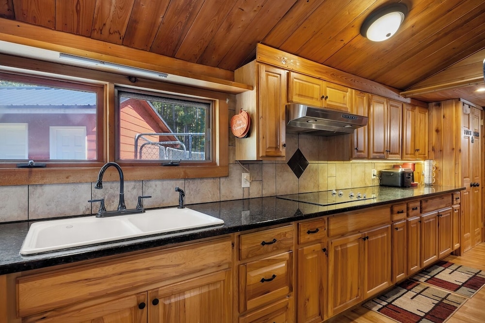 Pet-friendly 3BR Lake House Firepit + Pier