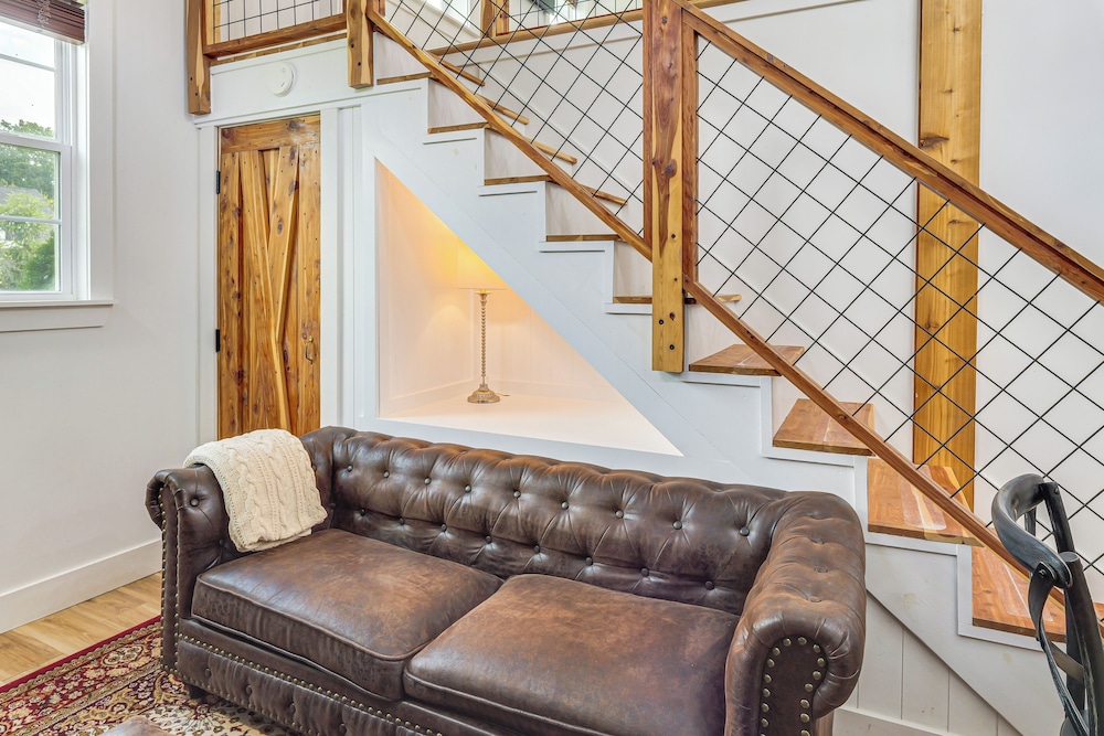 Luxe Stable Suite: Farm Stay in Lebanon!