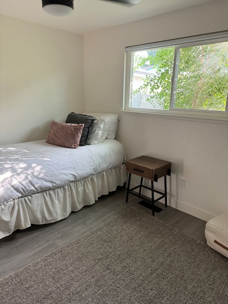 Cozy Family Haven in Sparks - Pet Friendly - Fenced Yard